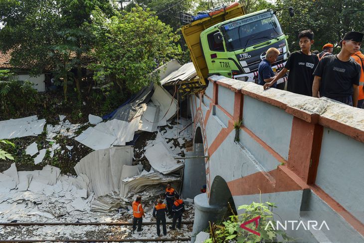 Kecelakaan truk hambat perjalanan kereta rute Rangkas-Merak