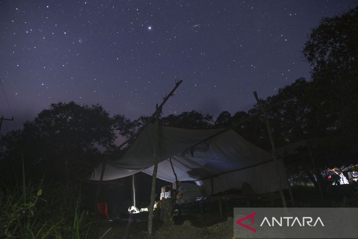 Warga terdampak Lewotobi mengungsi mandiri di bukit