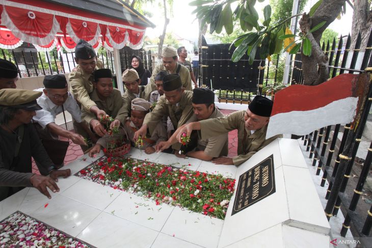 Ziarah Makam Pahlawan Nasional Bung Tomo