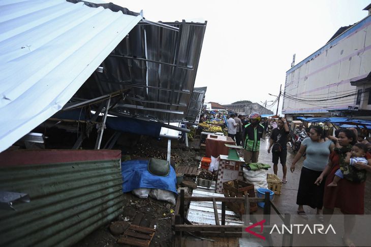 Atap Pasar Ciputat rubuh