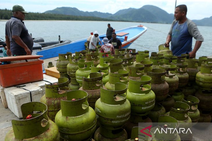 FOTO - Pengapalan gas elpiji untuk warga pulau terluar