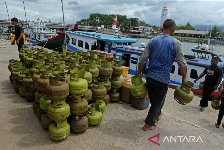 FOTO - Pengapalan gas elpiji untuk warga pulau terluar