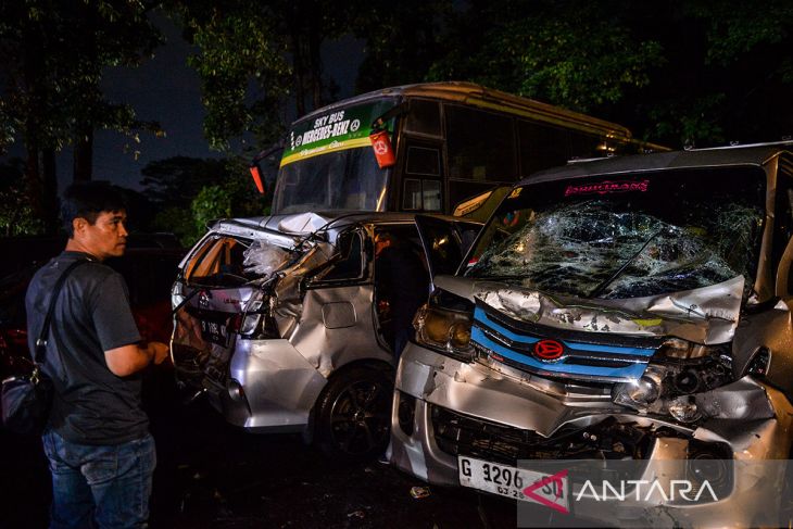 Pascakecelakaan beruntun di Tol Cipularang