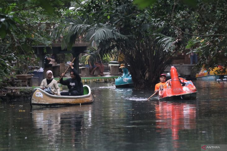 Sumber air irigasi pertanian dan wisata di Kediri
