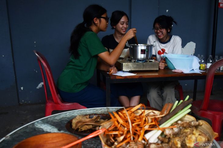 Pelajar SMP Tangsel belajar membuat jamu di Madiun