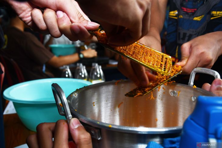 Pelajar SMP Tangsel belajar membuat jamu di Madiun