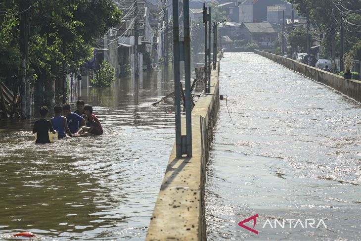 Banjir dampak tanggul jebol di Tangsel