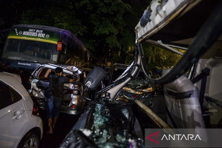 Pascakecelakaan beruntun di Tol Cipularang