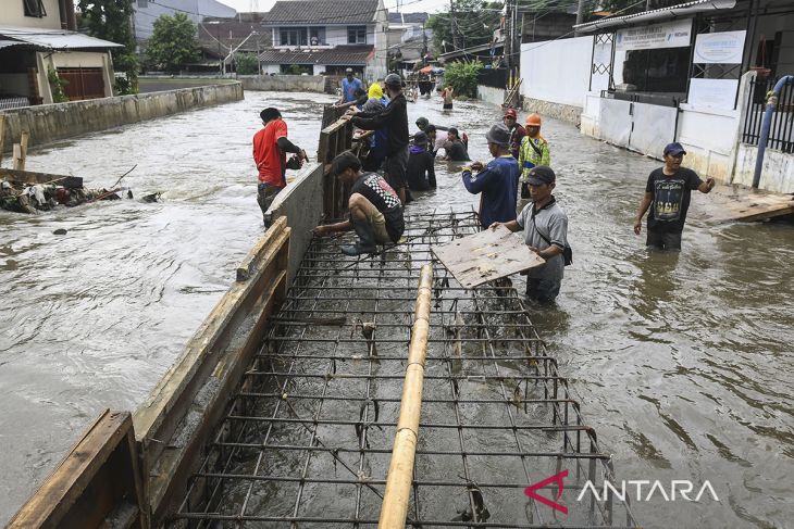 Perbaikan tanggul sementara di Taman Mangu Indah Tangsel