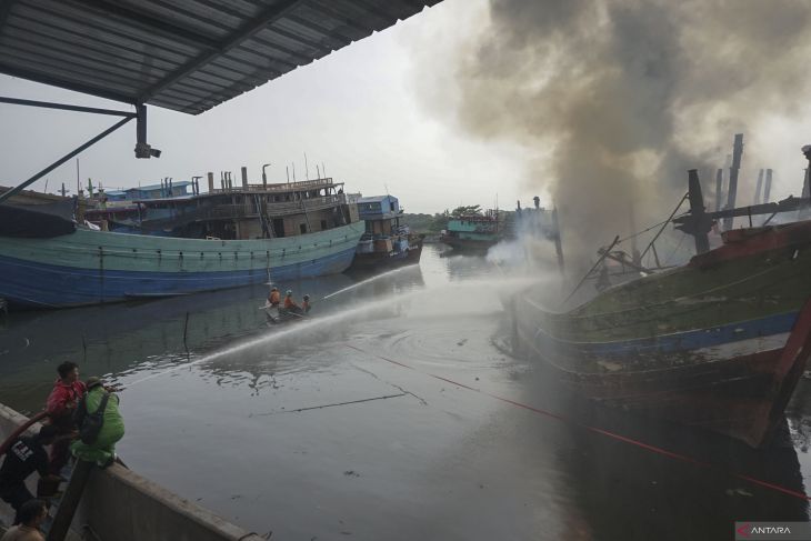 Kebakaran kapal di Pelabuhan Panjang Wetan, Kota Pekalongan