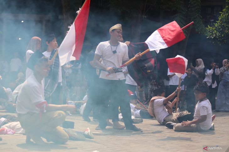 Teatrikal perobekan bendera oleh siswa SD di Surabaya