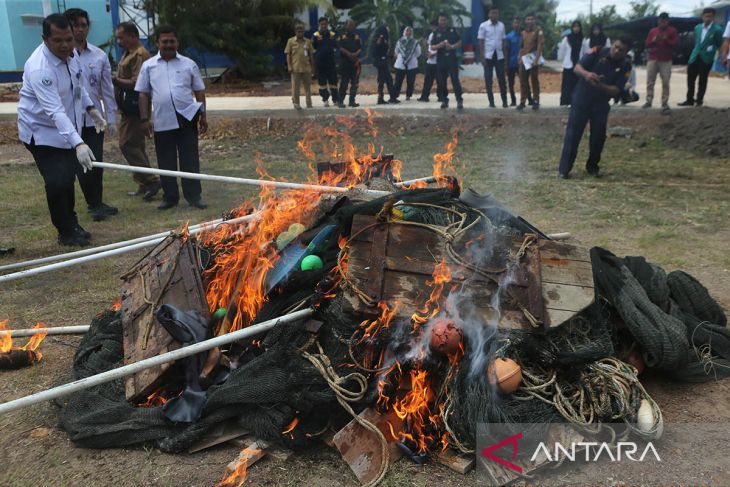 FOTO - PSDKP musnahkan alat tangkap ikan ilegal