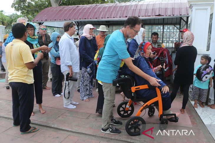 FOTO - Wisatawan kapal pesiar kunjungi Masjid Raya Banda Aceh