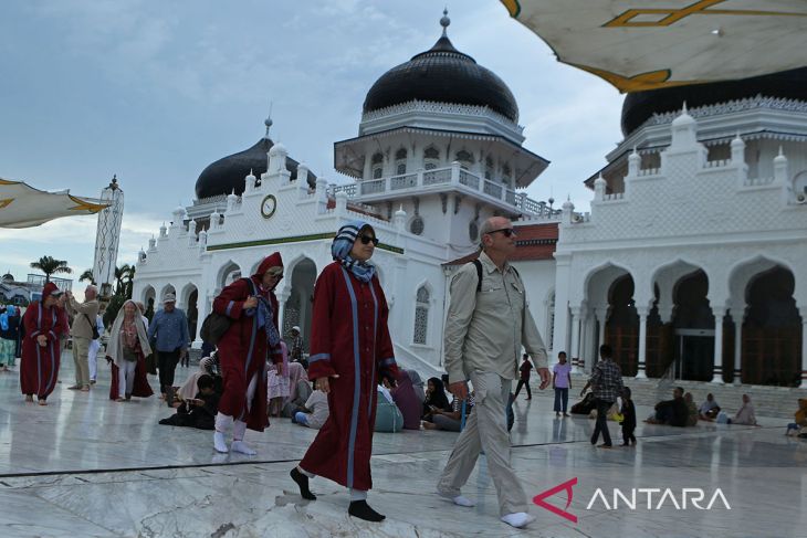 FOTO - Wisatawan kapal pesiar kunjungi Masjid Raya Banda Aceh