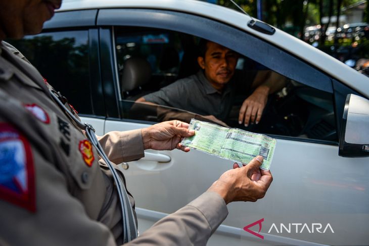 Pemeriksaan pajak kendaraan di Bandung