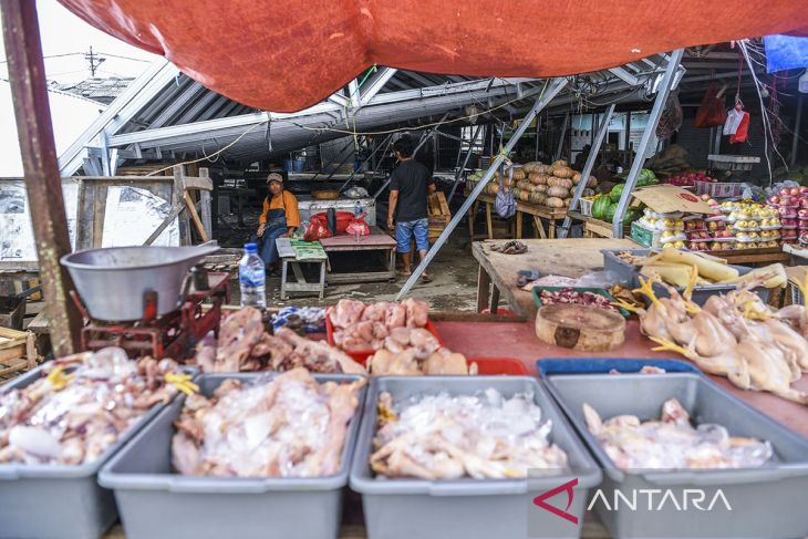 Pedagang Pasar Ciputat tetap berjualan