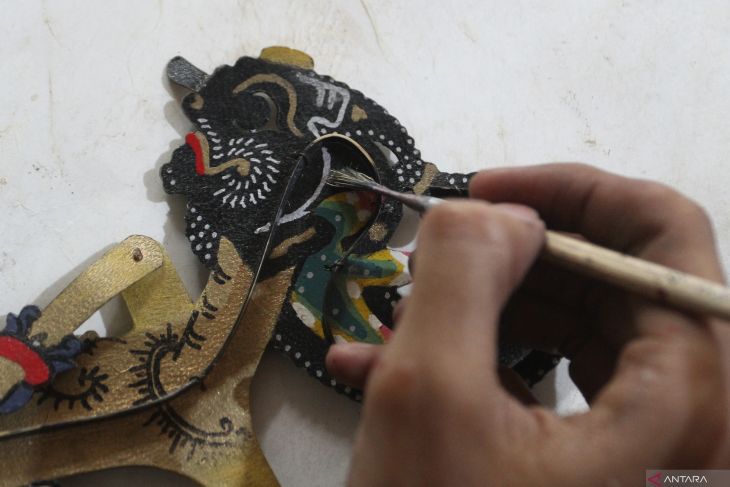 Kerajinan wayang mini berbahan limbah di Malang