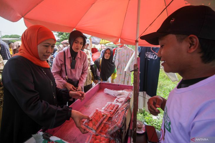 Safari politik Khofifah di pasar Jumat Legi Sidoarjo