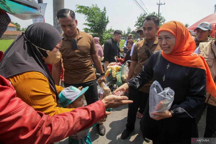 Safari politik Khofifah di pasar Jumat Legi Sidoarjo