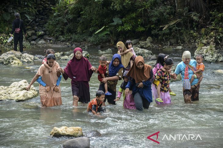 Akses jembatan gantung rusak di Lebak