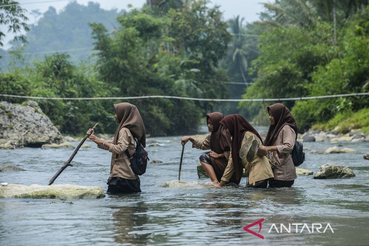 Akses jembatan gantung rusak di Lebak