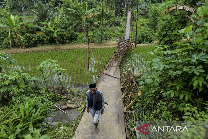 Akses jembatan gantung rusak di Lebak