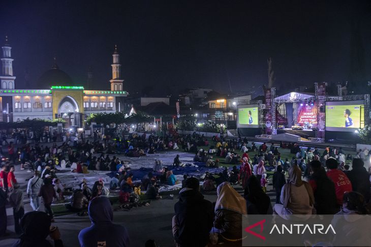 Nonton bareng Timnas Indonesia di Lembang