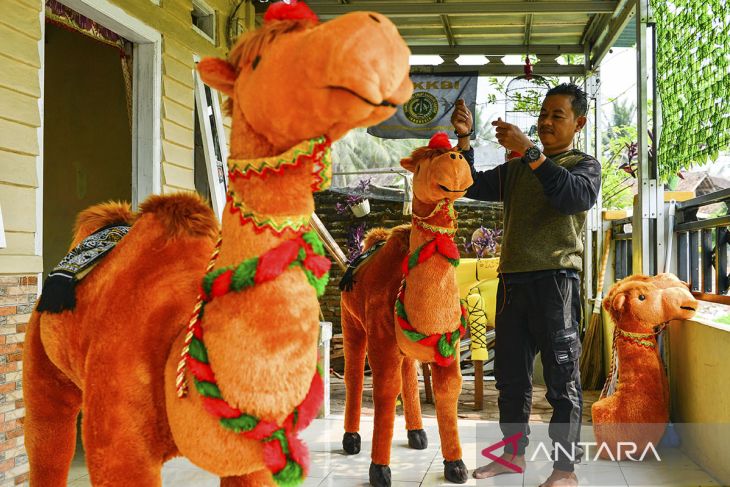 Pembuatan replika unta di Kabupaten Serang