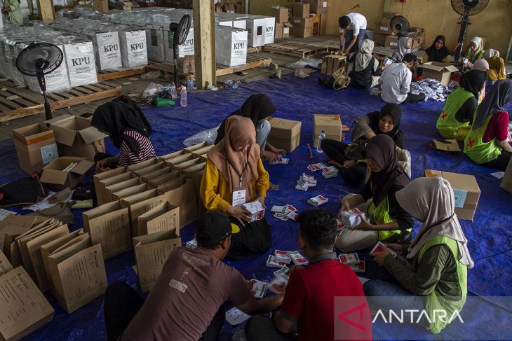 Pengepakan logistik Pilkada di Kota Serang