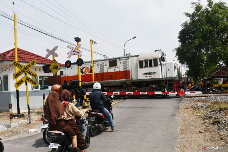 Operasional perlintasan KA di Madiun