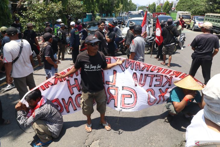 Unjuk rasa tuntut hak garap lahan Perhutani