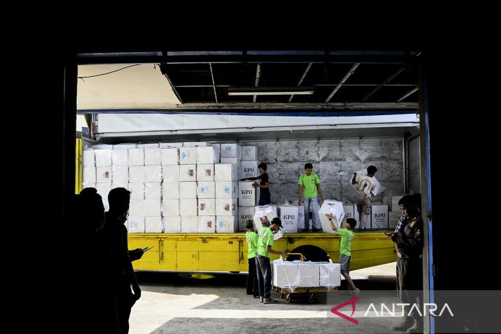 Distribusi logistik Pilkada ke kecamatan di Kabupaten Tangerang