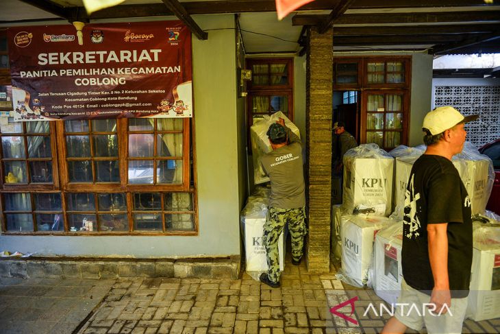 Distribusi logistik Pilkada di Bandung