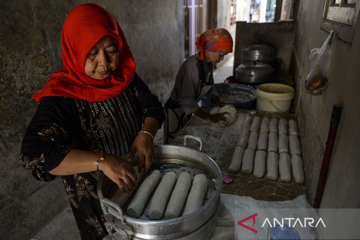 Pembuatan Bontot makanan tradisional khas Serang