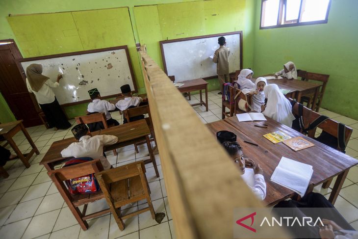 Sekolah minim prasarana di Pandeglang