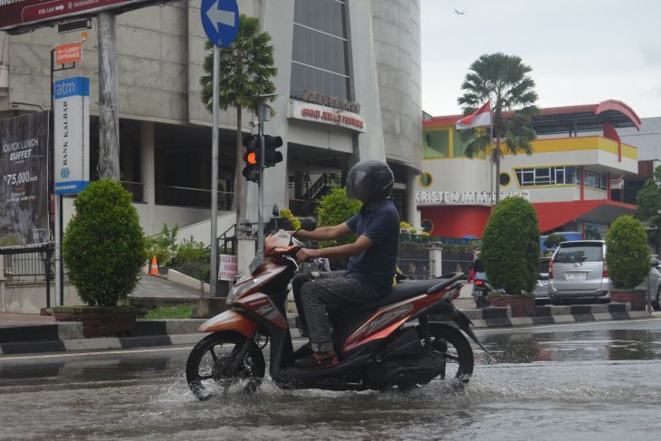 Banjir di ruas-ruas jalanan Gajah Mada