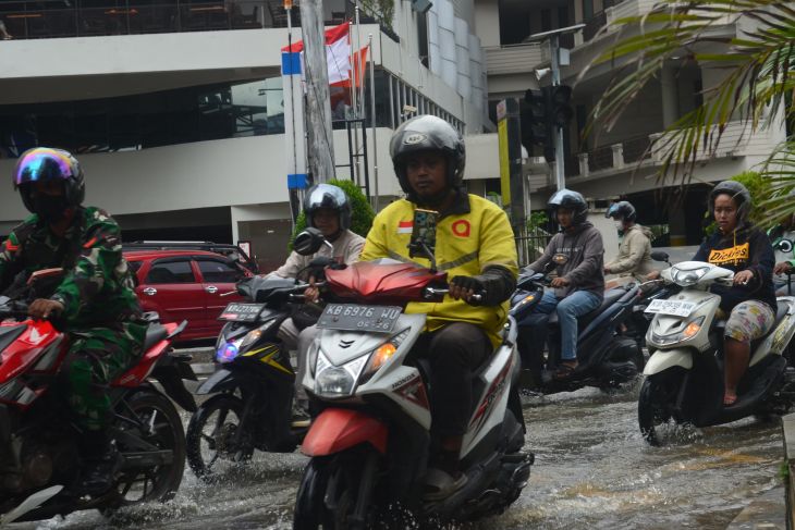 Banjir di ruas-ruas jalanan Gajah Mada