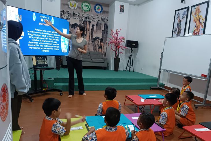 TK Angkasa Lanud kunjungi UPT Bahasa Untan