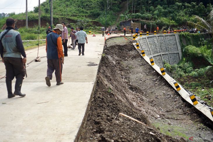 Jalan amblas di jalur Selingkar Wilis Tulungagung