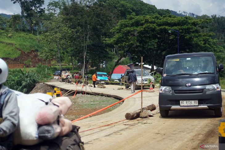 Jalan amblas di jalur Selingkar Wilis Tulungagung