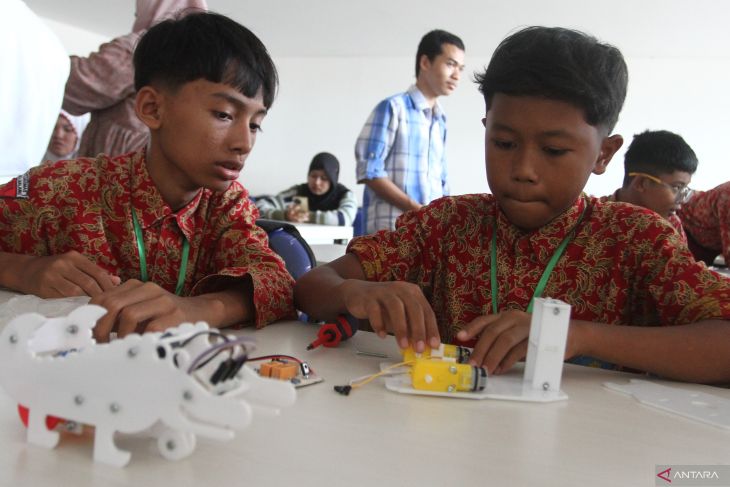 Pelatihan robotika siswa SD di Malang