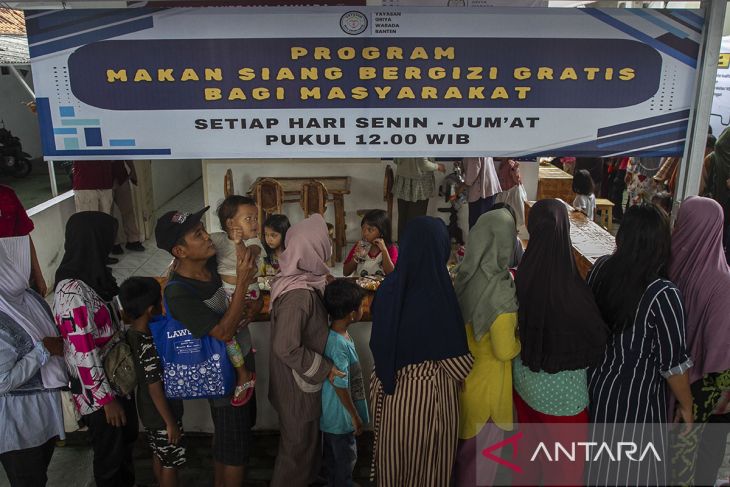 Program makan siang bergizi gratis untuk masyarakat