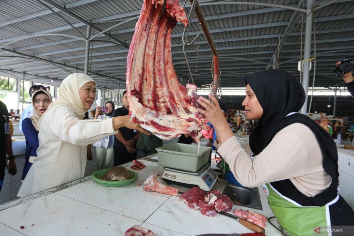 Kampanye Khofifah di Pasar Nambangan Surabaya