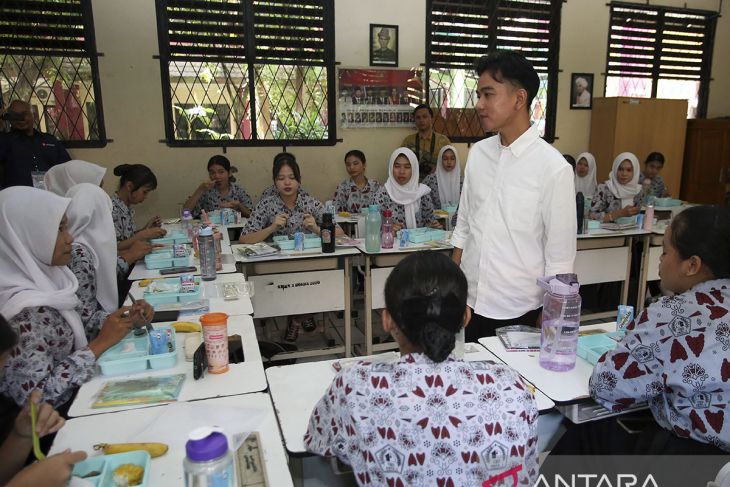 Wapres tinjau uji coba makan bergizi gratis di Tangerang