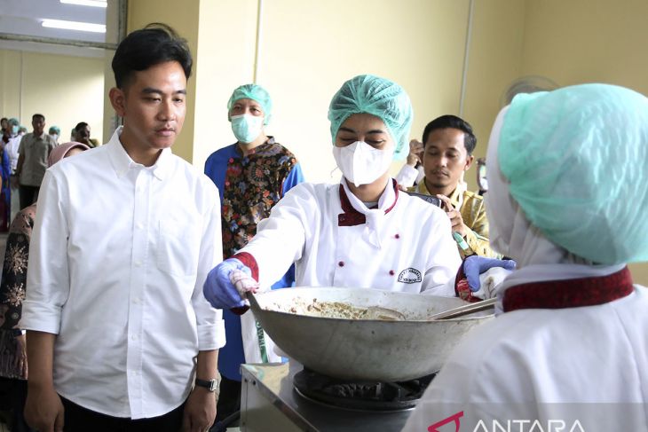 Wapres tinjau uji coba makan bergizi gratis di Tangerang