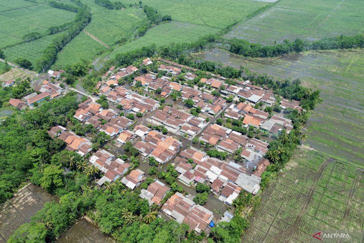 Banjir akibat luapan sungai di Lumajang