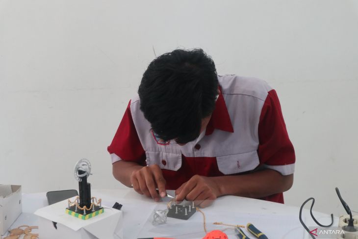 Workshop miniatur di UMKM Center Pontianak