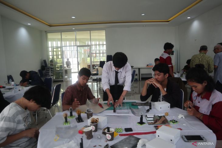 Workshop miniatur di UMKM Center Pontianak