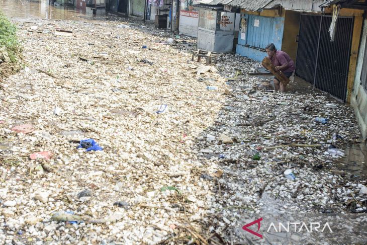 Tumpukan sampah akibat banjir di Kabupaten Bandung