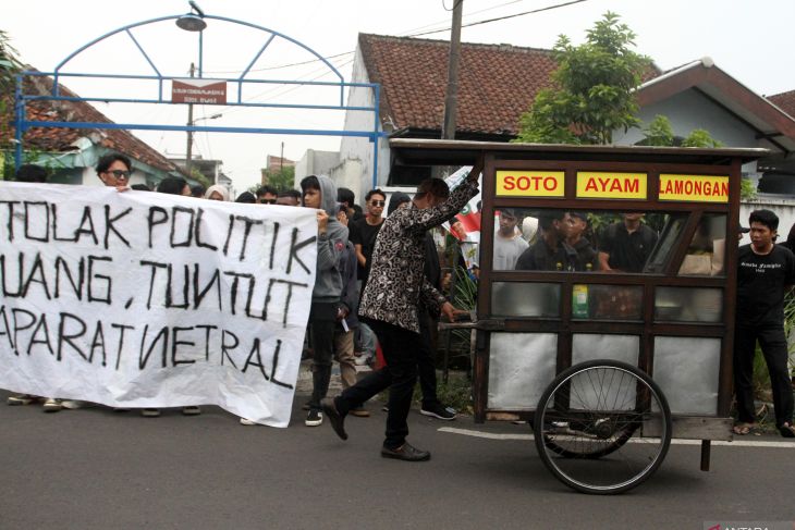 Unjuk rasa menuntut netralitas aparat dalam Pilkada